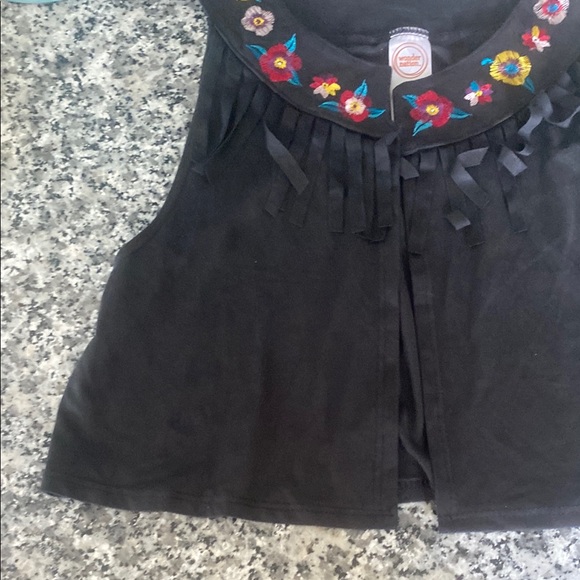 NWT Wonder Nation Embroidered flower collar cropped faux suede fringed vest - Picture 4 of 9